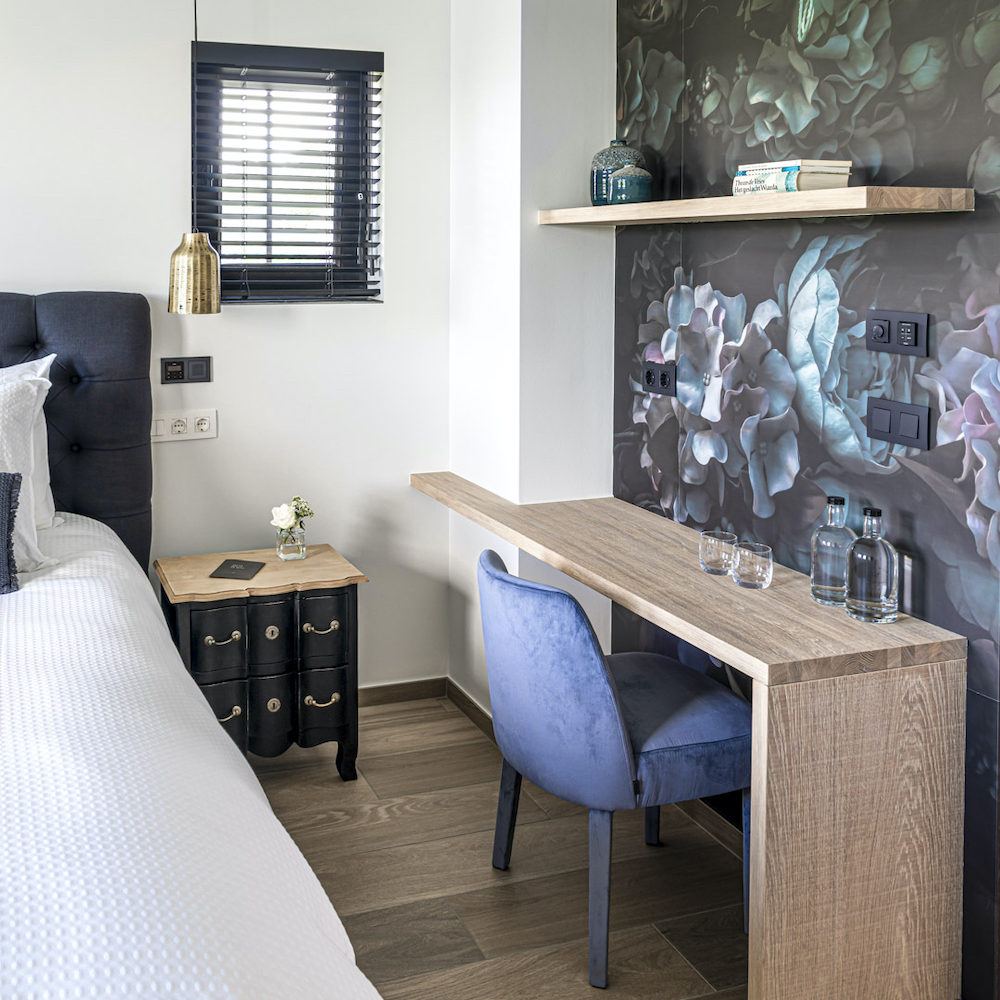 Bed met ernaast een werktafel
