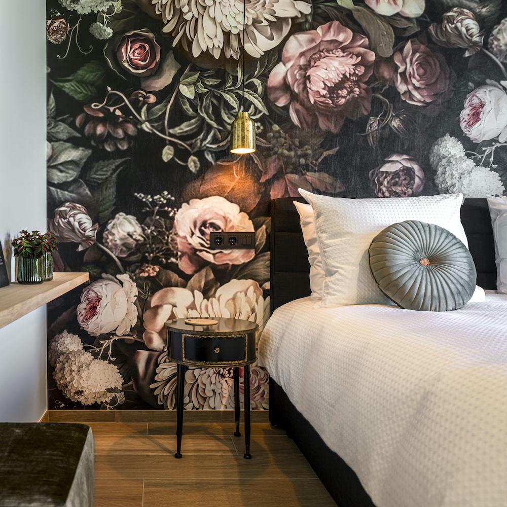 B&B kamer met luxe uitstraling en decadent bloemenbehang