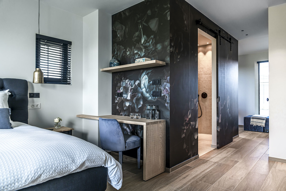 Suite met badkamer met stijlvol bloemenbehang
