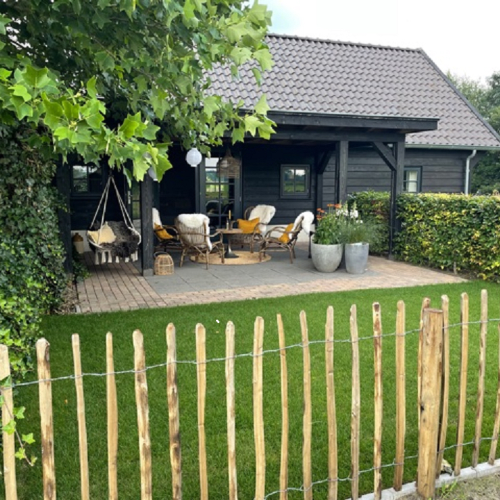 Overdekt terras met rieten stoelen