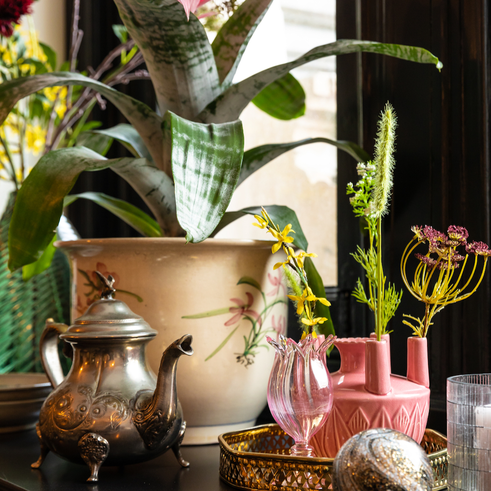 Bijzondere vazen en bloemen in het boutique hotel