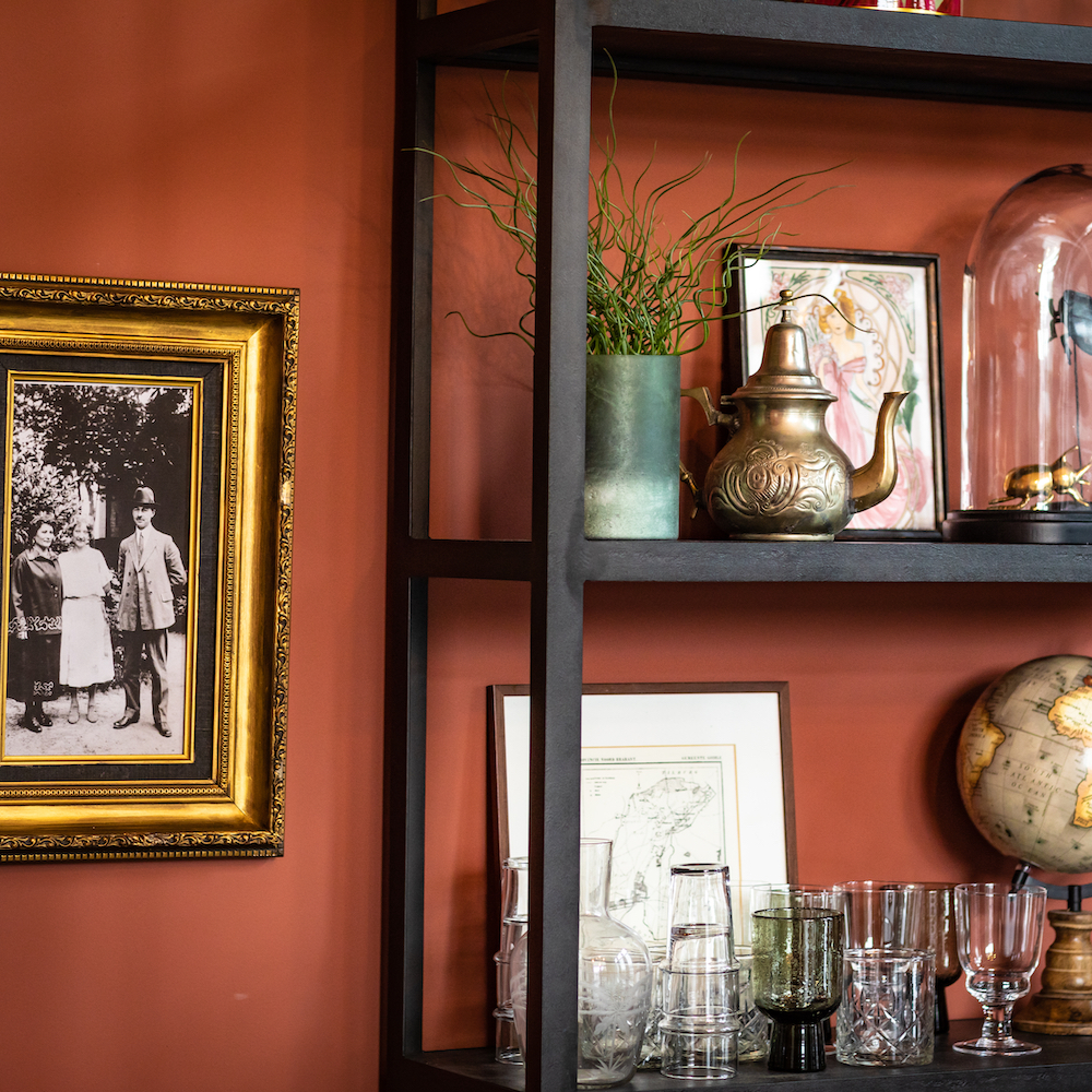 Wandkast met glazen, vazen en theepotjes