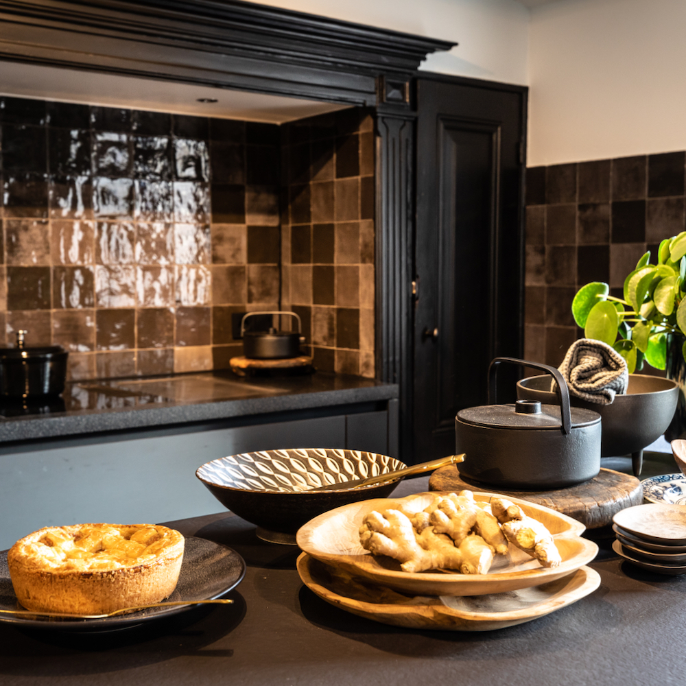 Keuken met pannen en verse appeltaart