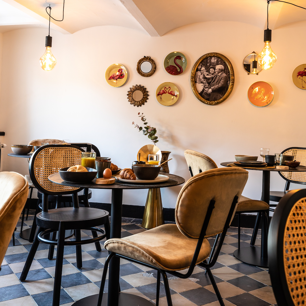 Ontbijt aan de tafeltjes in de ontbijtruimte