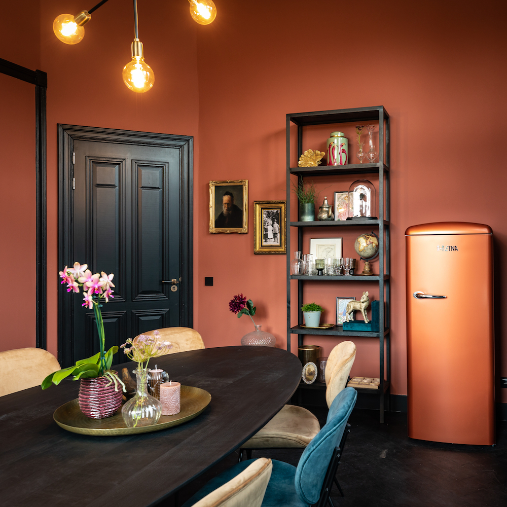 Warme en sfeervolle salon in het boutique hotel