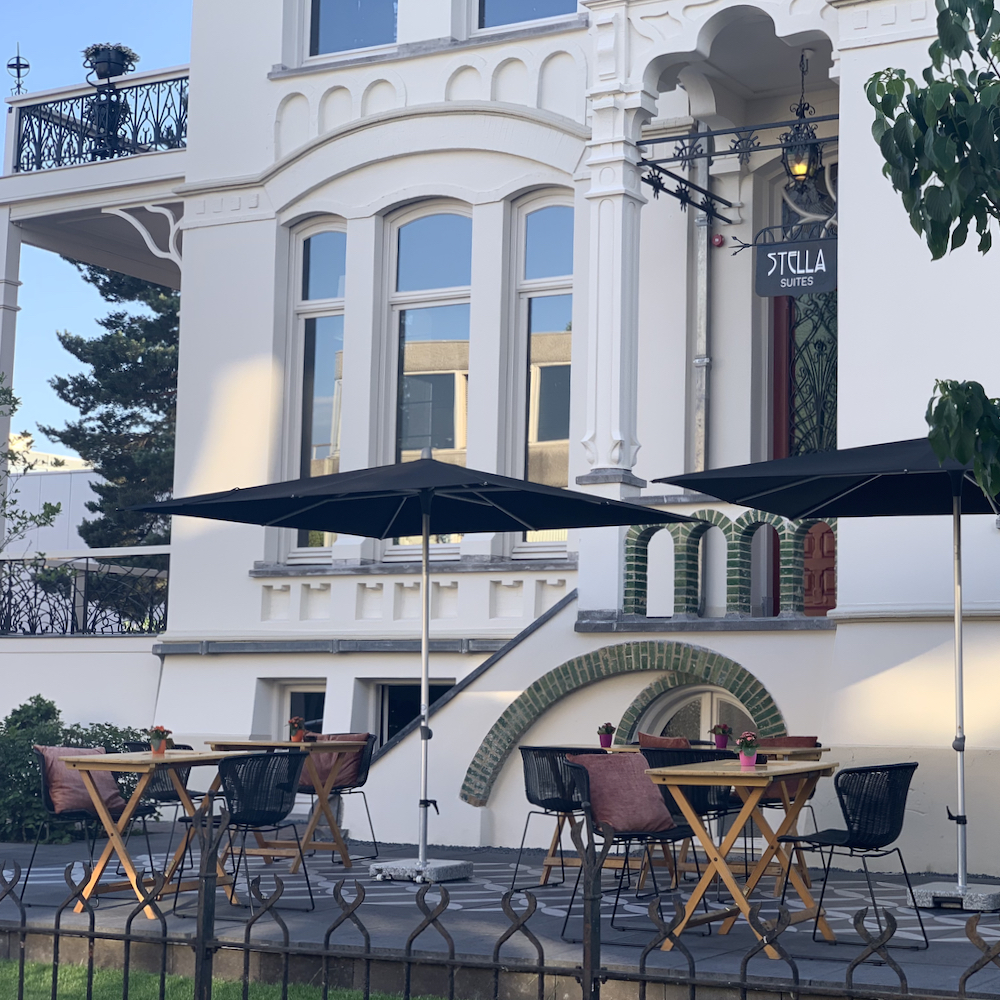 Terras bij het bijzondere hotel bij Tilburg