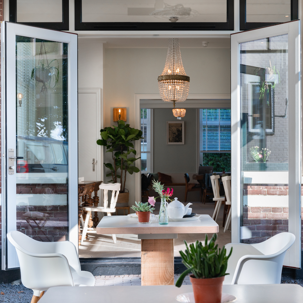 Terras met openslaande deuren naar het restaurant