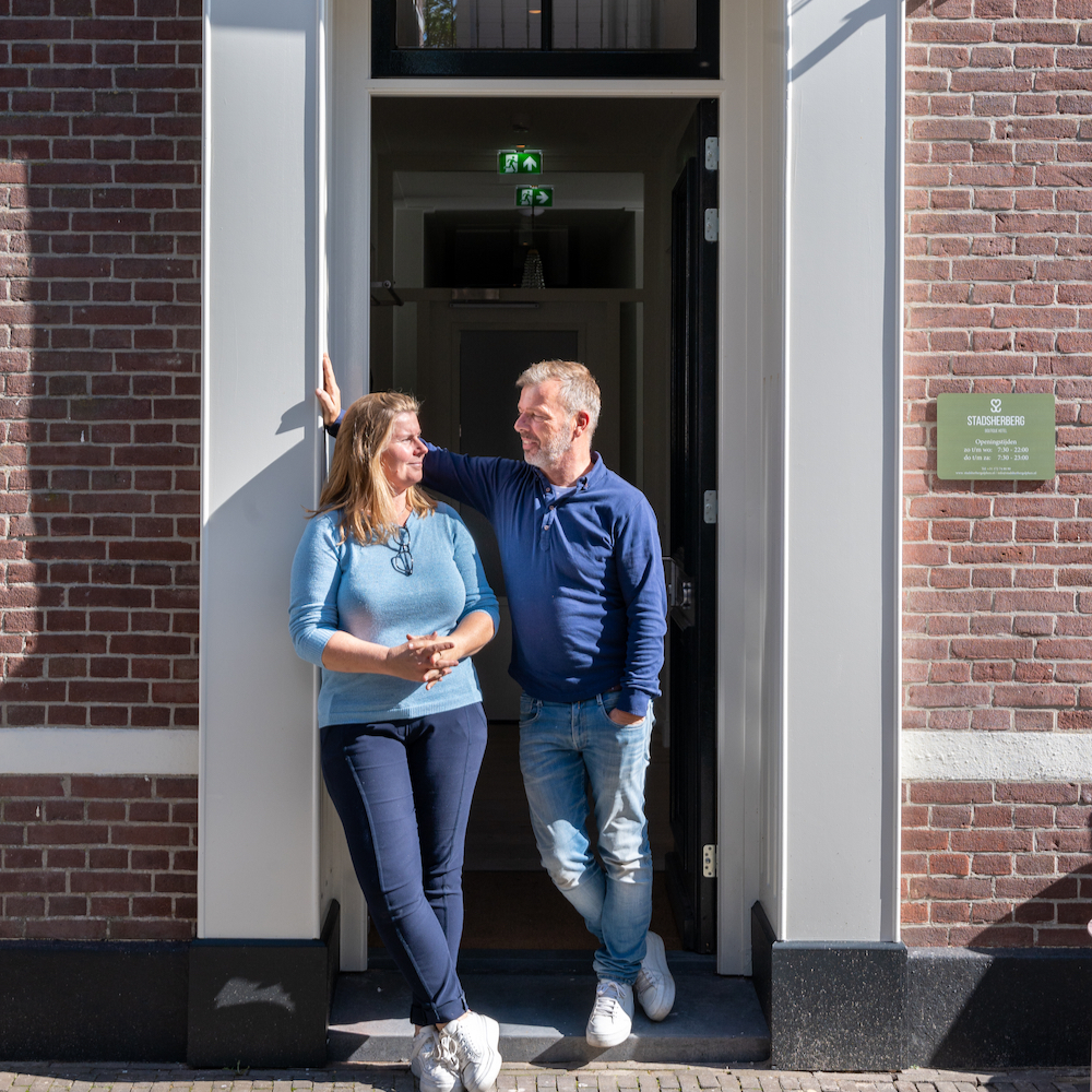 Niels en Laura bij de entree van boutique hotel de Stadsherberg