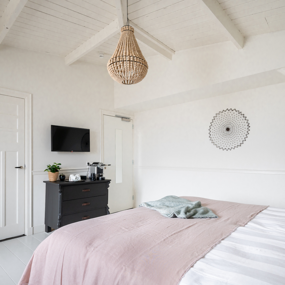 Roze witte hotelkamer boutique hotel de Stadsherberg