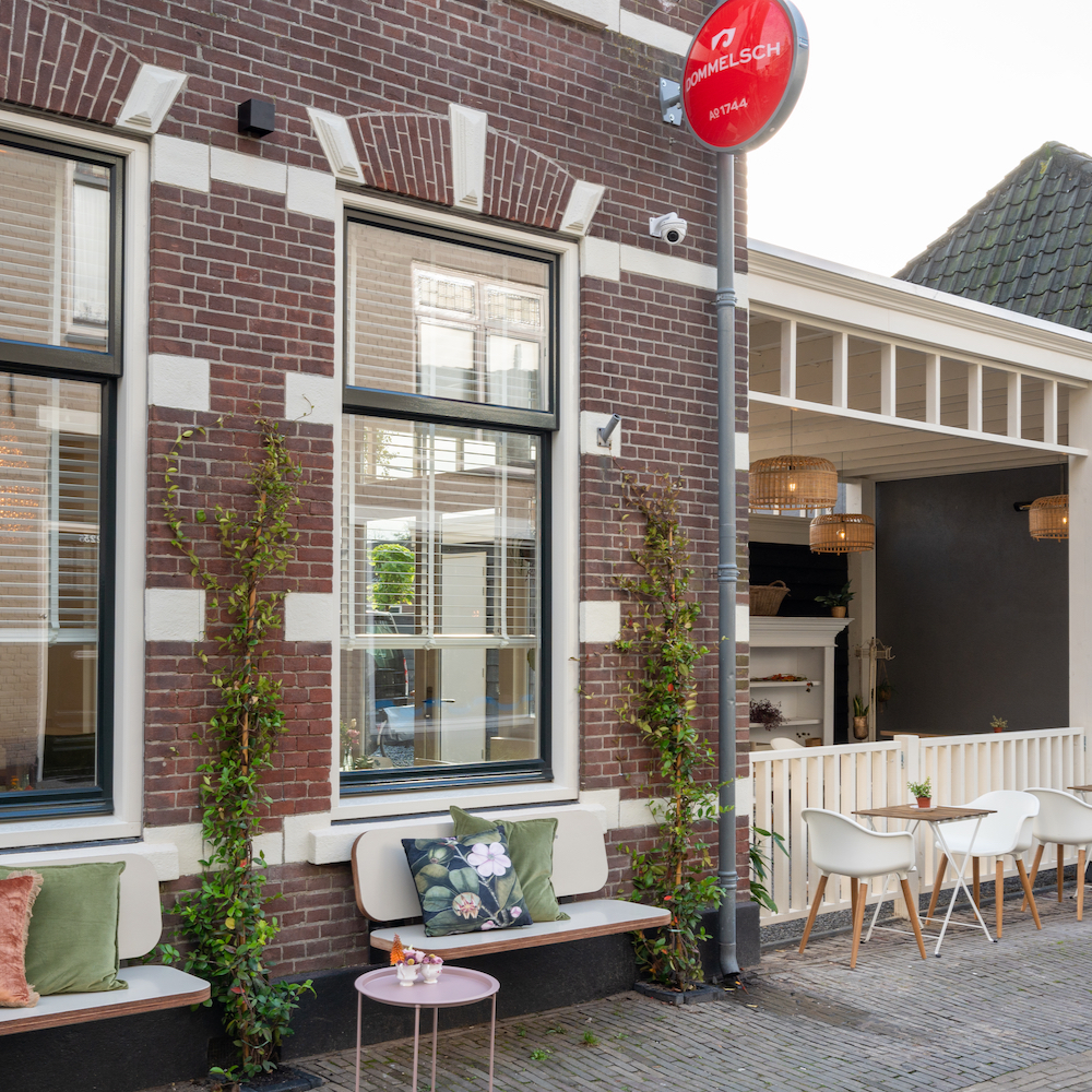 Voorzijde met terrasjes boutique hotel de Stadsherberg