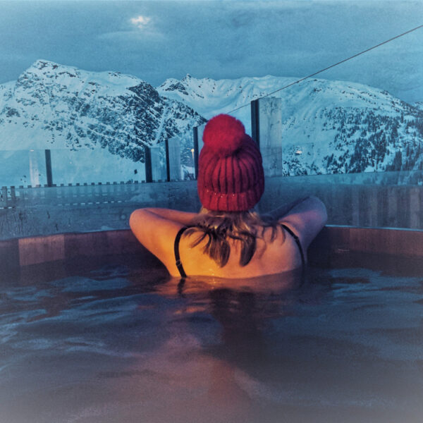 Hot tub in de sneeuw in de Franse Alpen