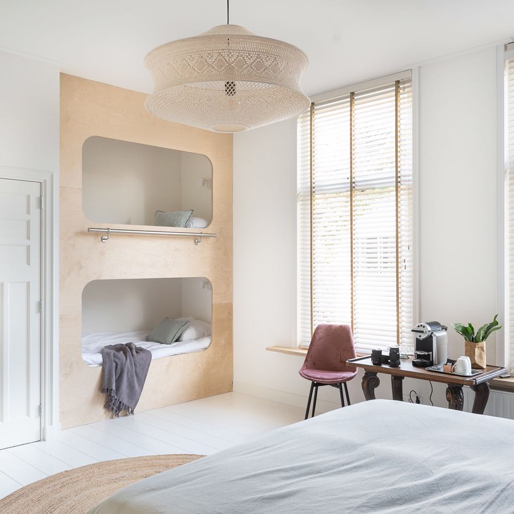 Familiekamer met bijzonder stapelbed langs de wand