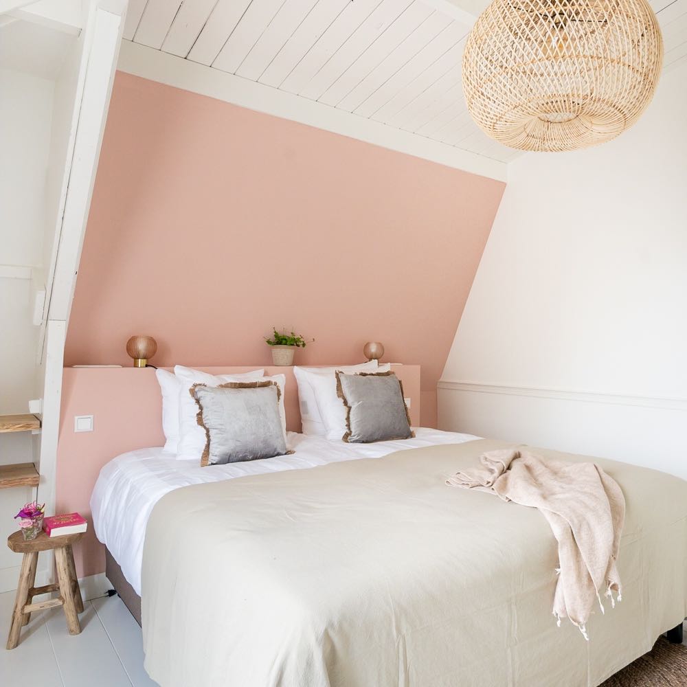 Hotelkamer in pasteltinten bij de Stadsherberg