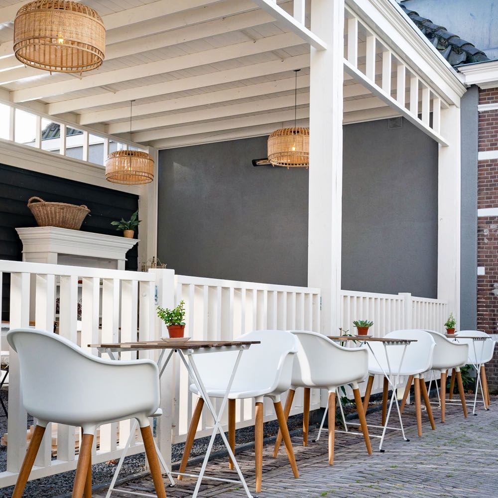 Terras tafeltjes voor de Stadsherberg
