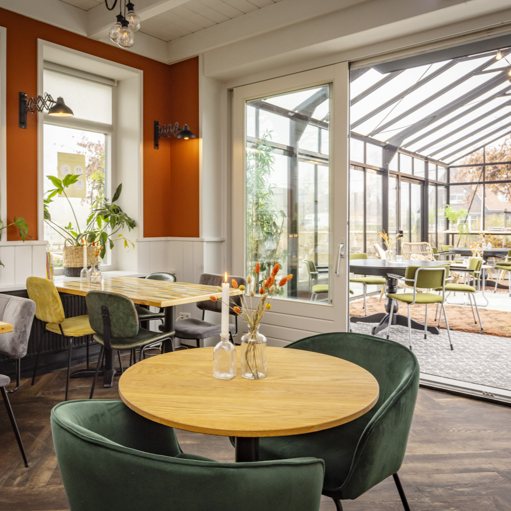 Restaurant met stalen kas