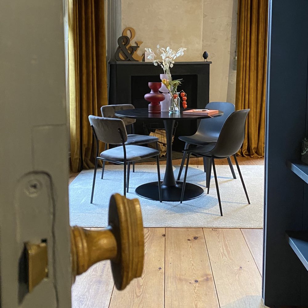 Doorkijkje naar een eethoek in de molen