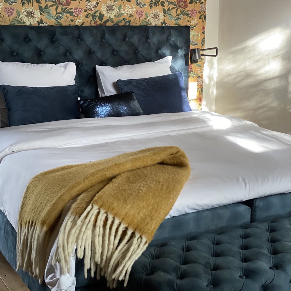 Plaid op bed in de luxe suite in de molen