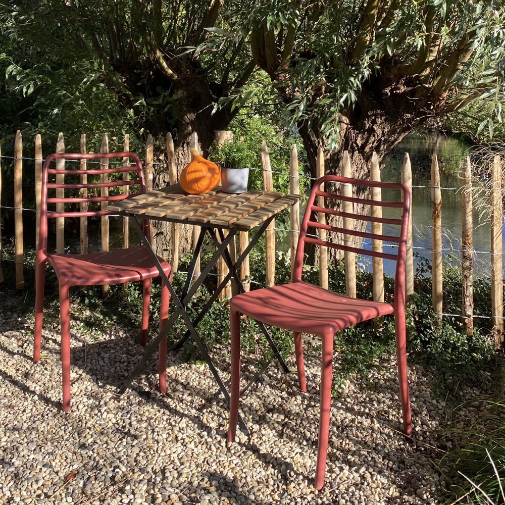 Terrasje bij de molen met rode stoelen