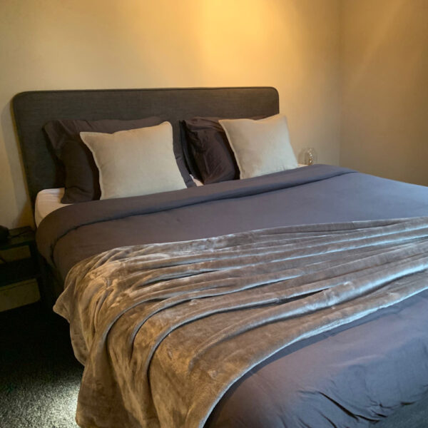 Opgemaakt bed in het vakantiehuis op de Veluwe