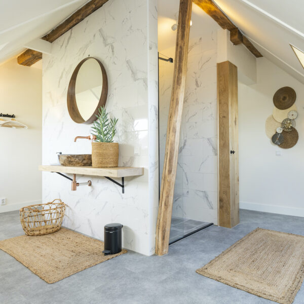 Marmeren badkamer bij een suite van de Gastrofarm