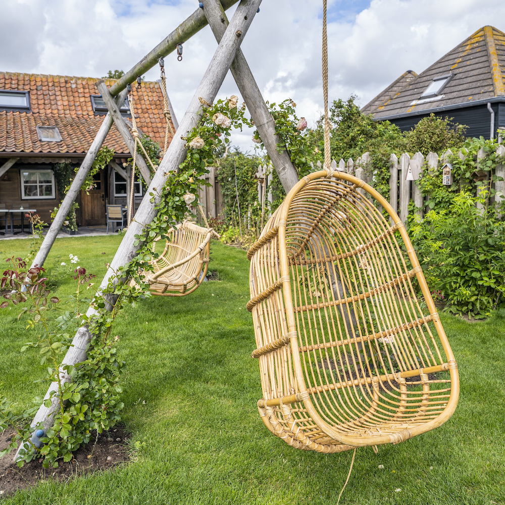 Hangstoel in de tuin van de Gastrofarm