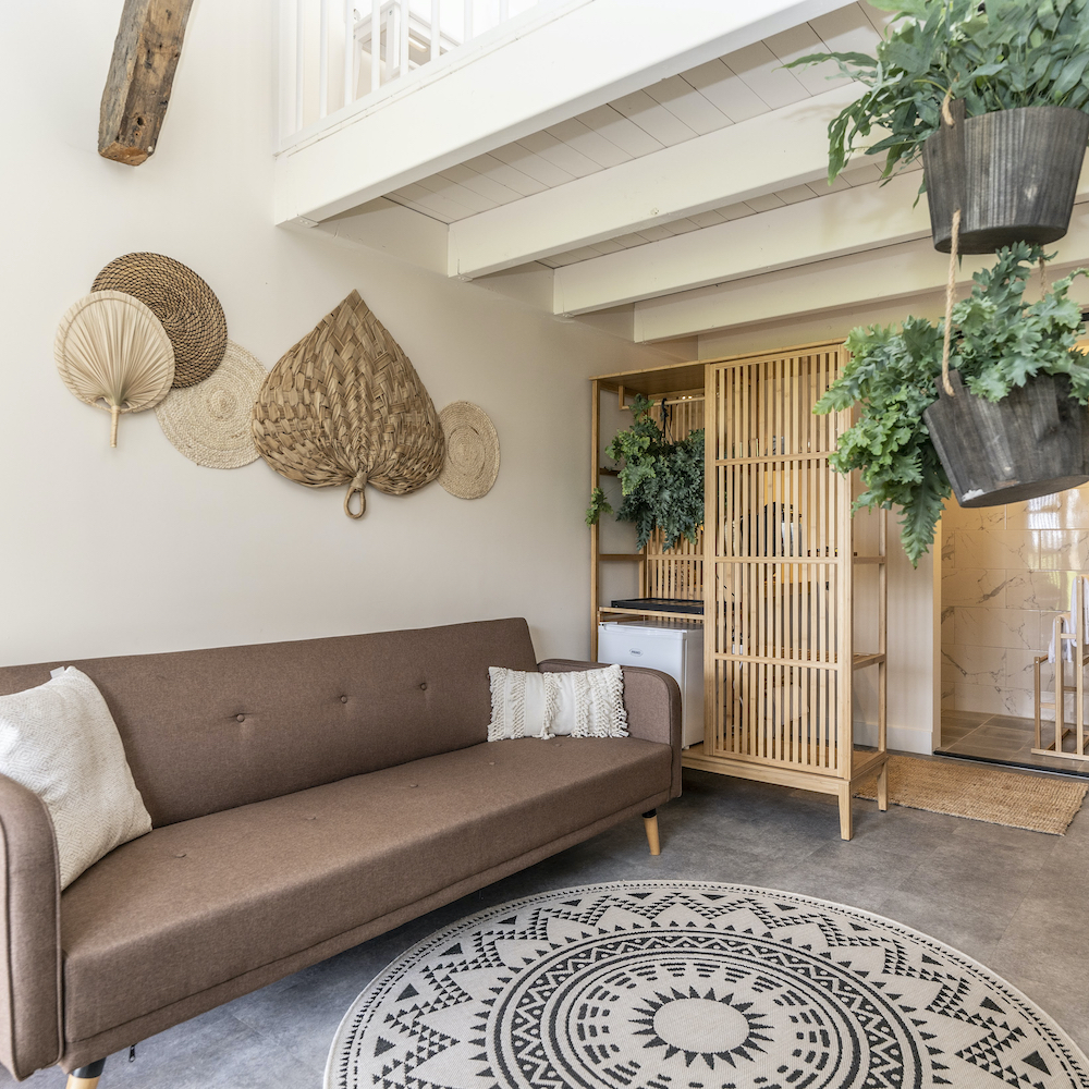 Suite met zithoek bij Gastrofarm Op Oost