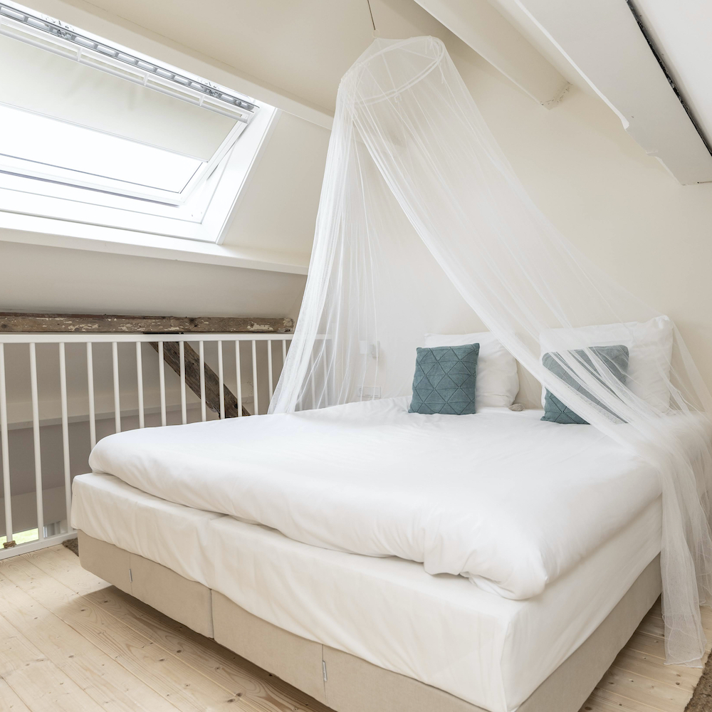 Lichte slaapkamer bij de Gastrofarm Op Oost