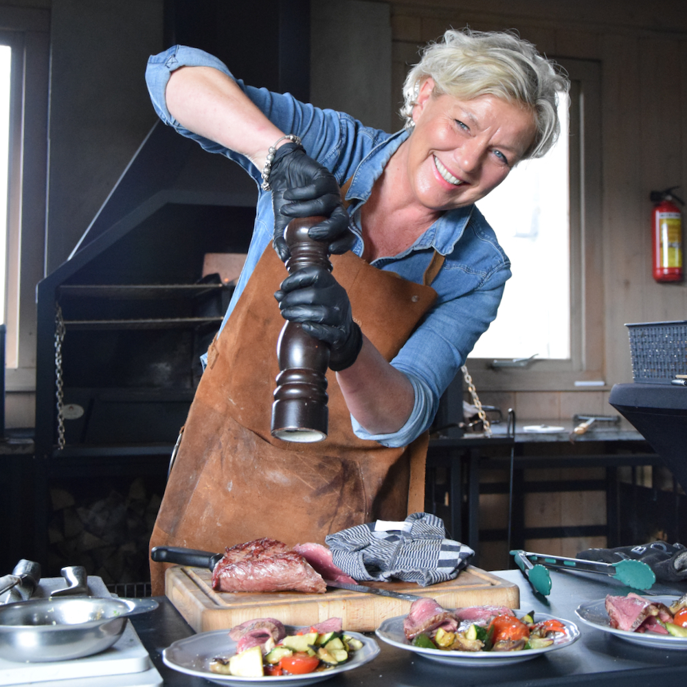 Aanschuiven voor het diner bij de B&B in Drenthe