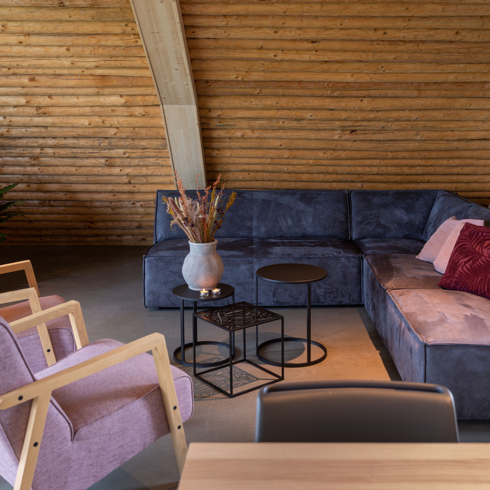 Sfeervolle zithoek met paars en roze tinten