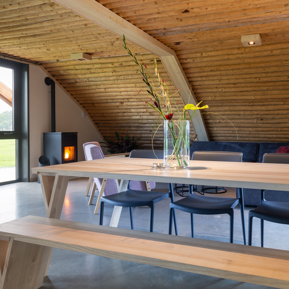 Zicht vanaf de eettafel op de zithoek in de Grondulow