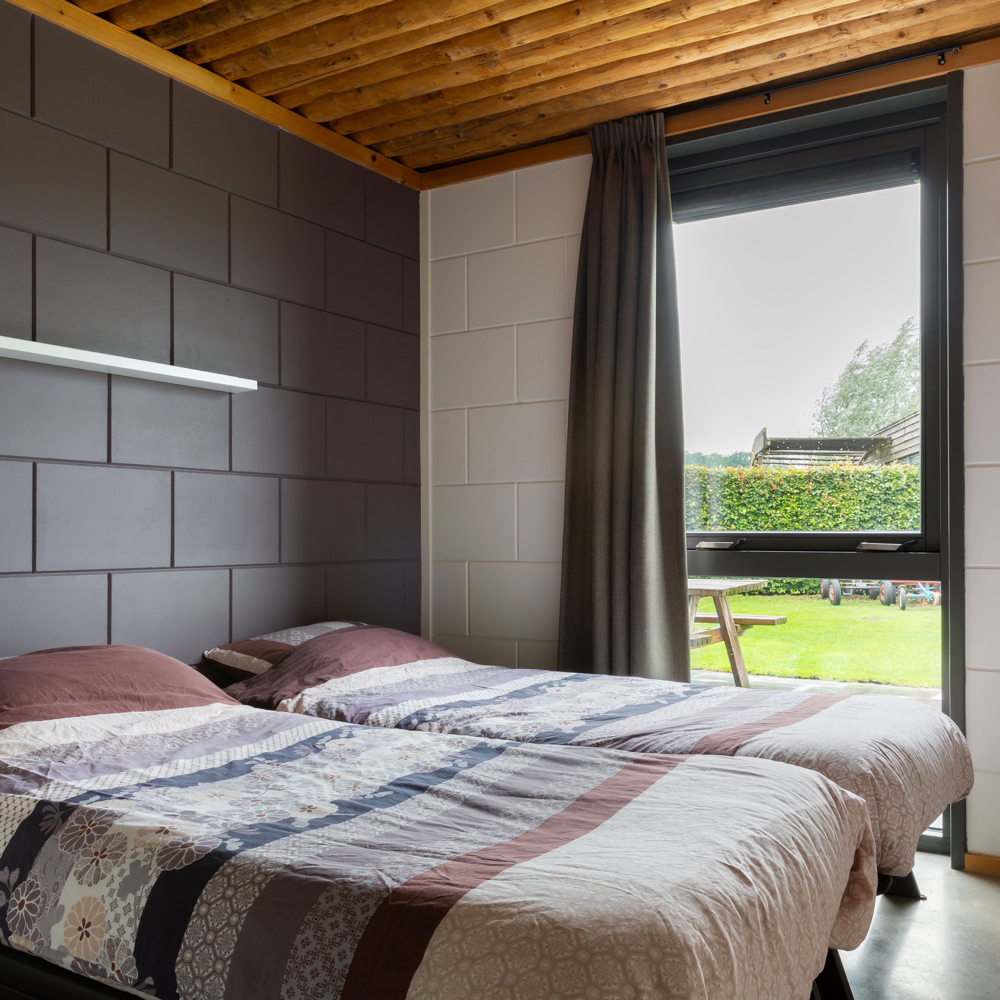 Slaapkamer met twee bedden in een Grondulow