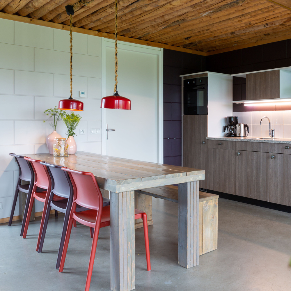 Eettafel met paarse en rode eetstoelen