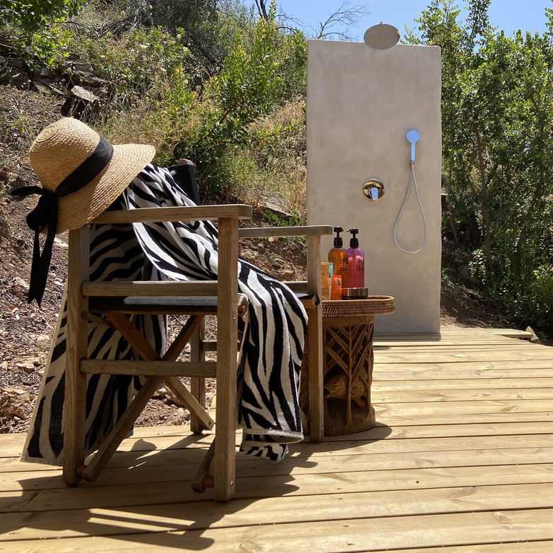 Buitendouche op een houten terras