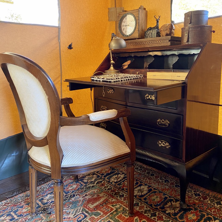 Secretaire met fauteuil im de safaritent