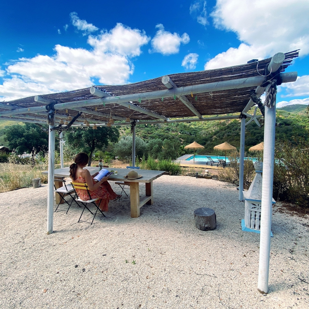 Beach chair met parasol aan de rand van het zwembad