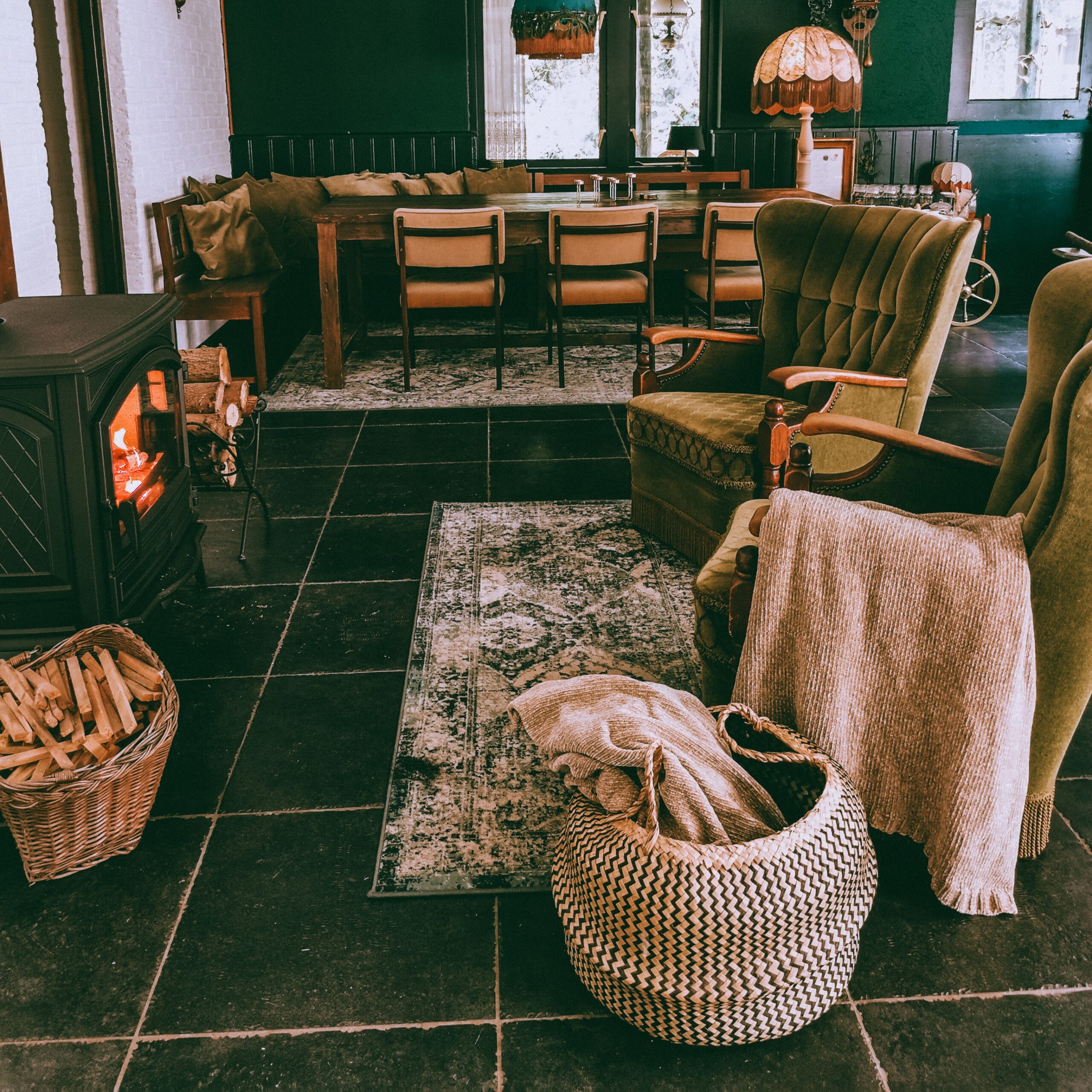 Sfeervolle woonkamer met zacht kleed op de grond