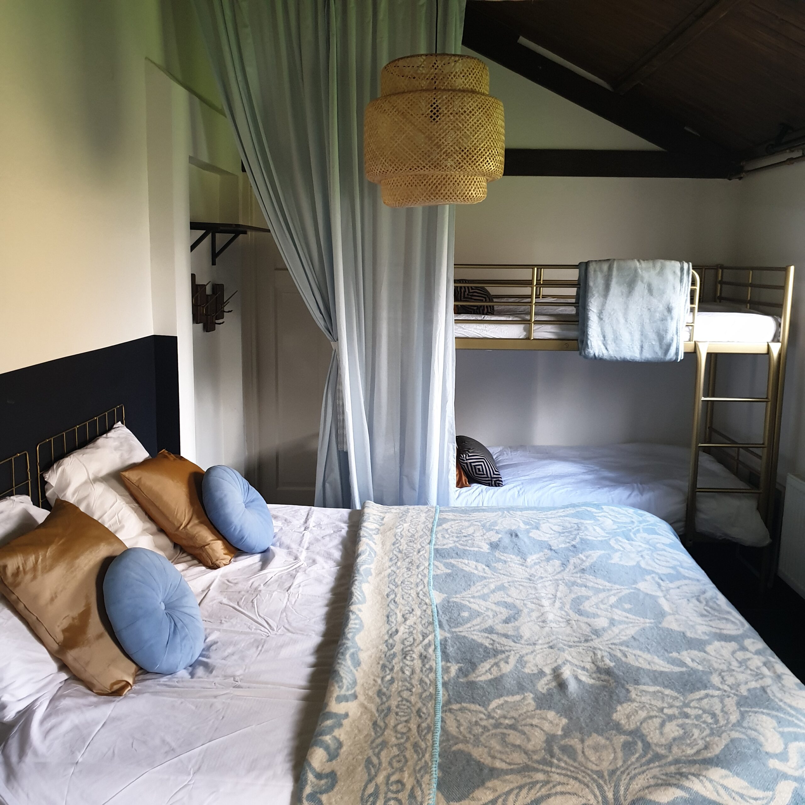 Slaapkamer met tweepersoons bed en stapelbed in groot vakantiehuis