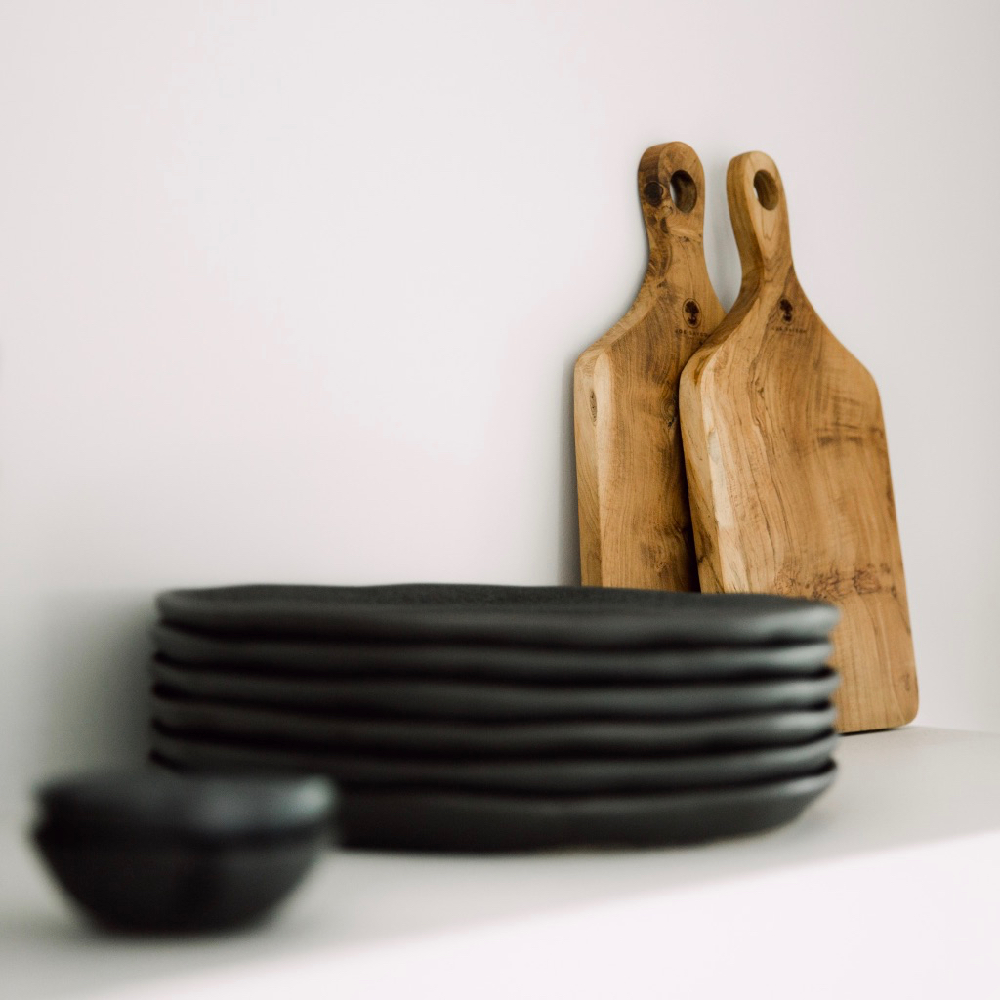 Luxe servies in de keuken van Zeeuws Duinhuis in Zeeland