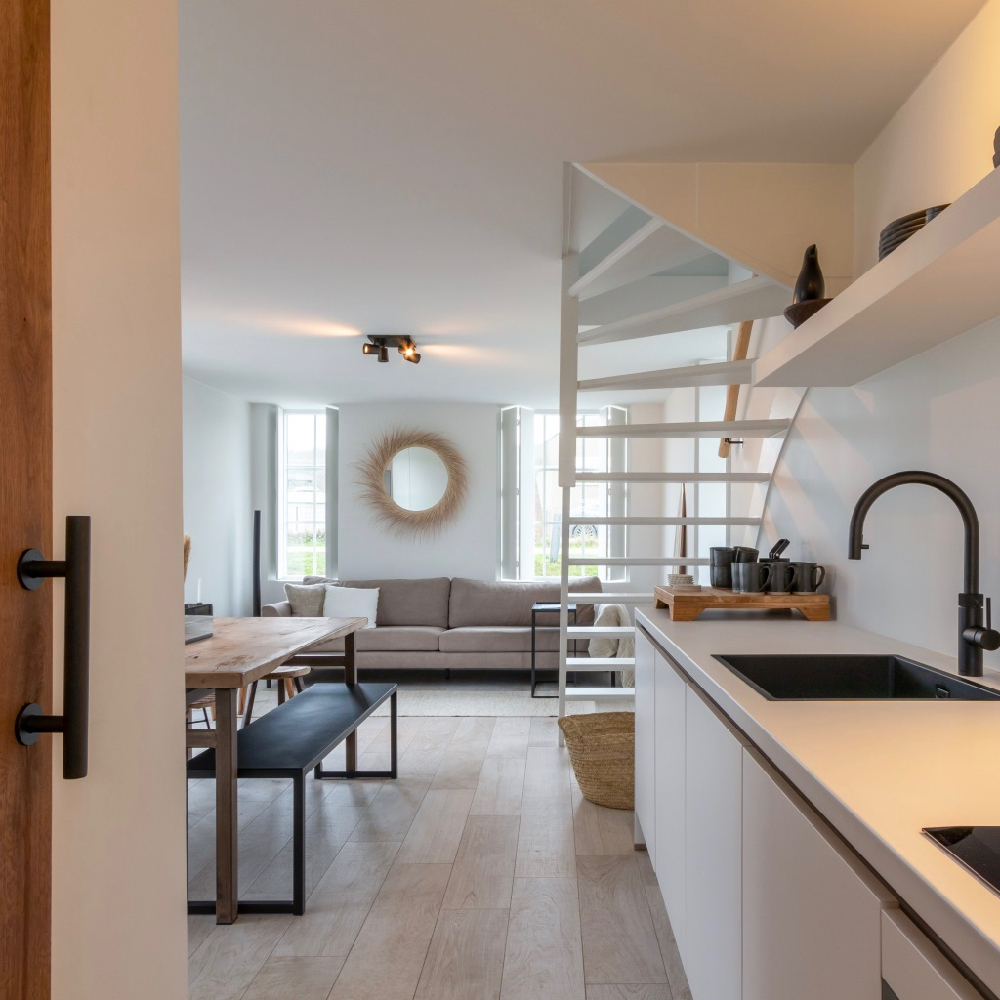 Keuken met luxe apparatuur in een vakantiehuis aan de duinopgang in Zeeland