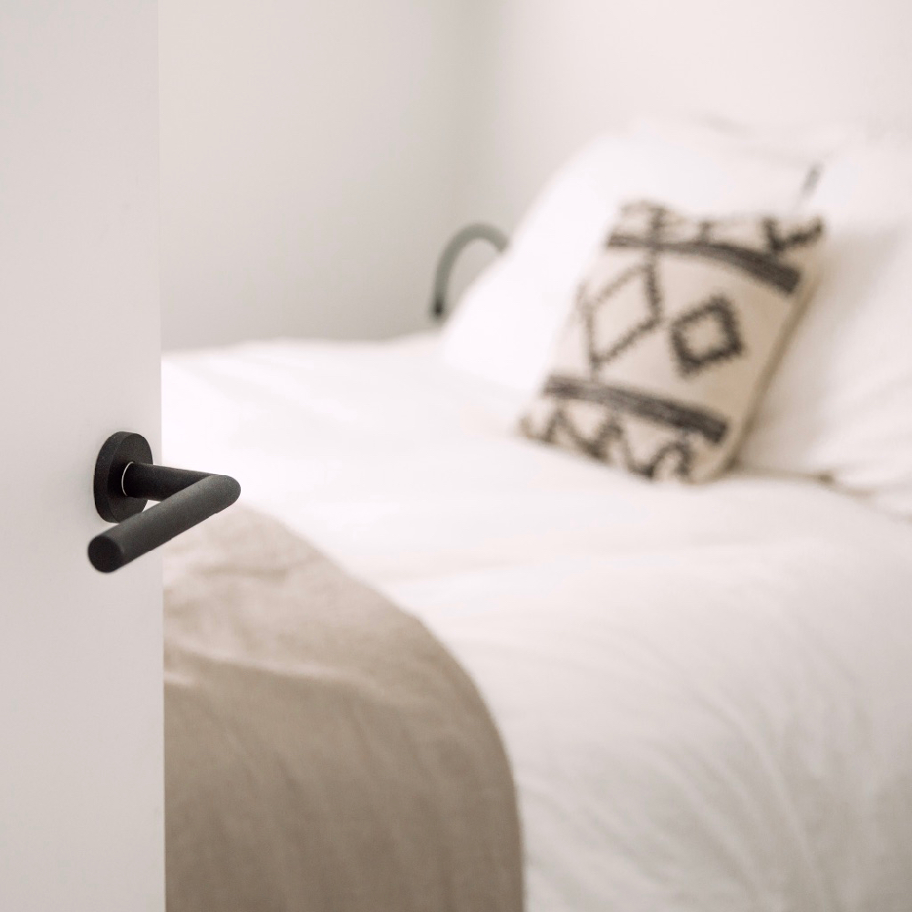 Slaapkamer met tweepersoonsbed in een vakantiehuis in Zeeland