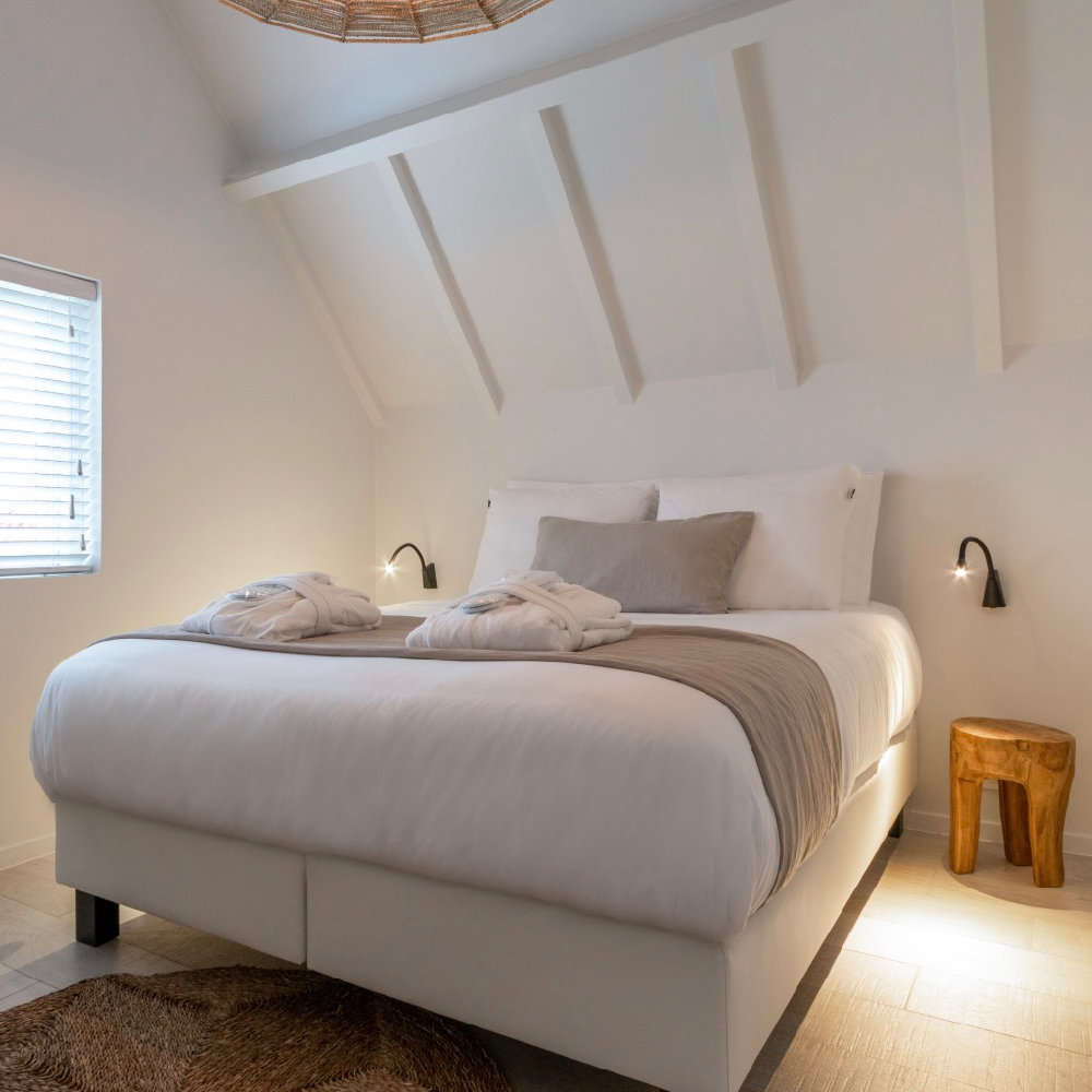 2-persoonsbed in de slaapkamer van het vakantiehuis in Zeeland