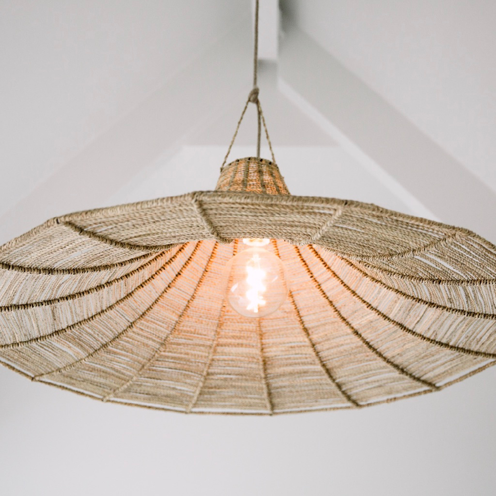 Lamp in de vorm van een strohoed in het vakantiehuis aan de duinopgang in Zeeland