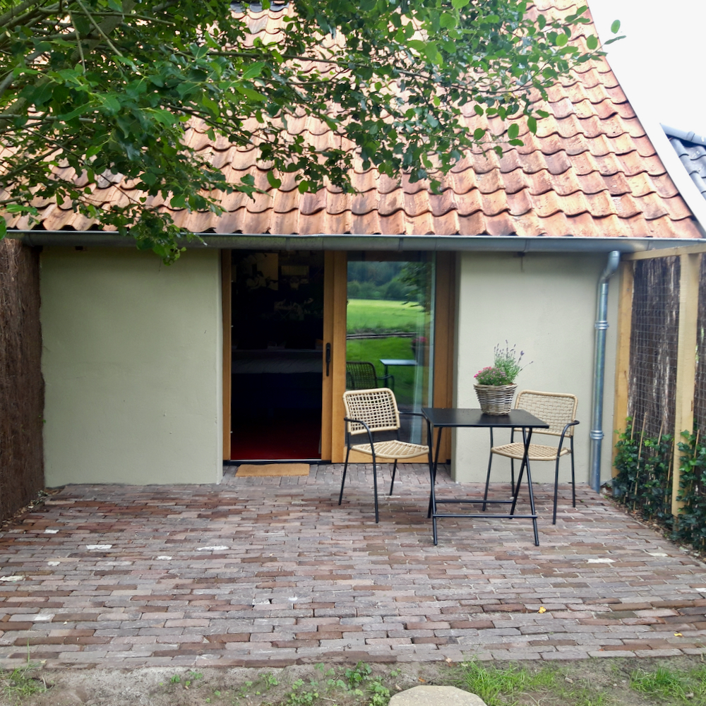 Terras bij een van de B&B kamers in Twente