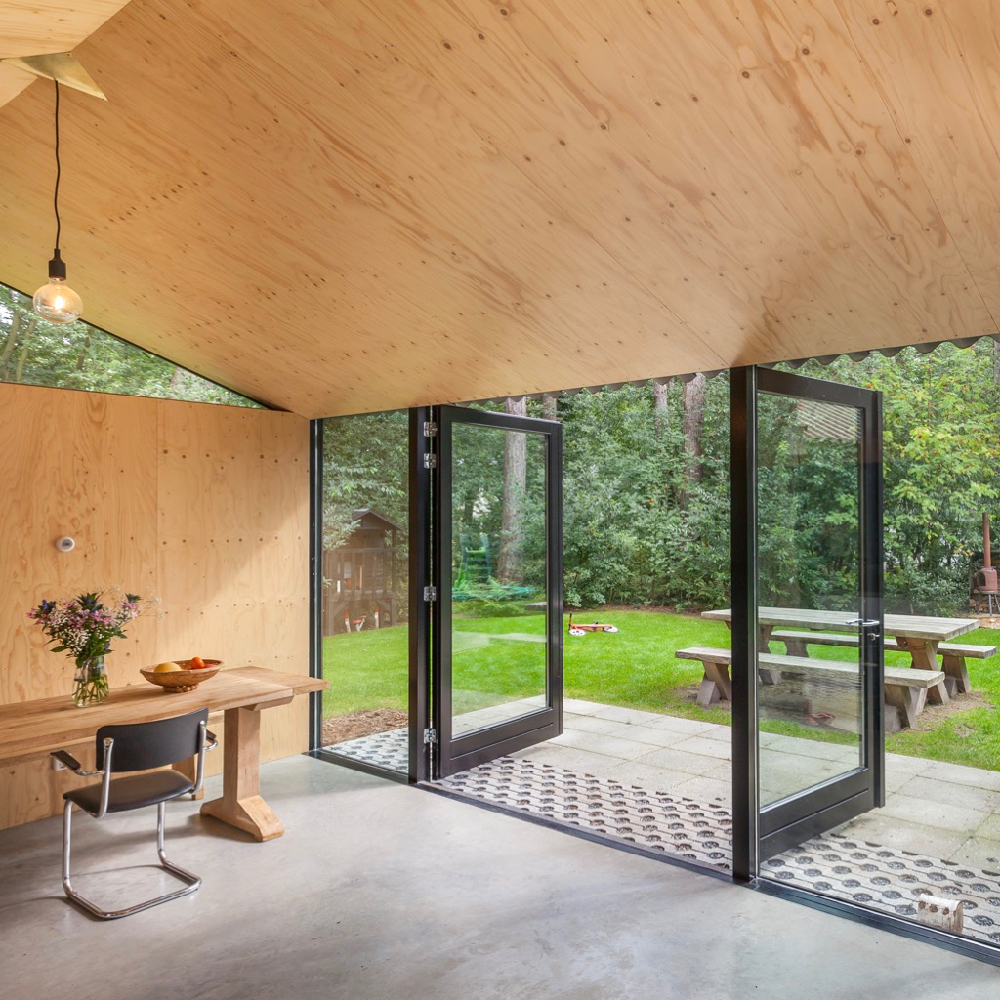 Het vakantiehuisje in Oudemirdum heeft openslaande deuren naar de groene tuin