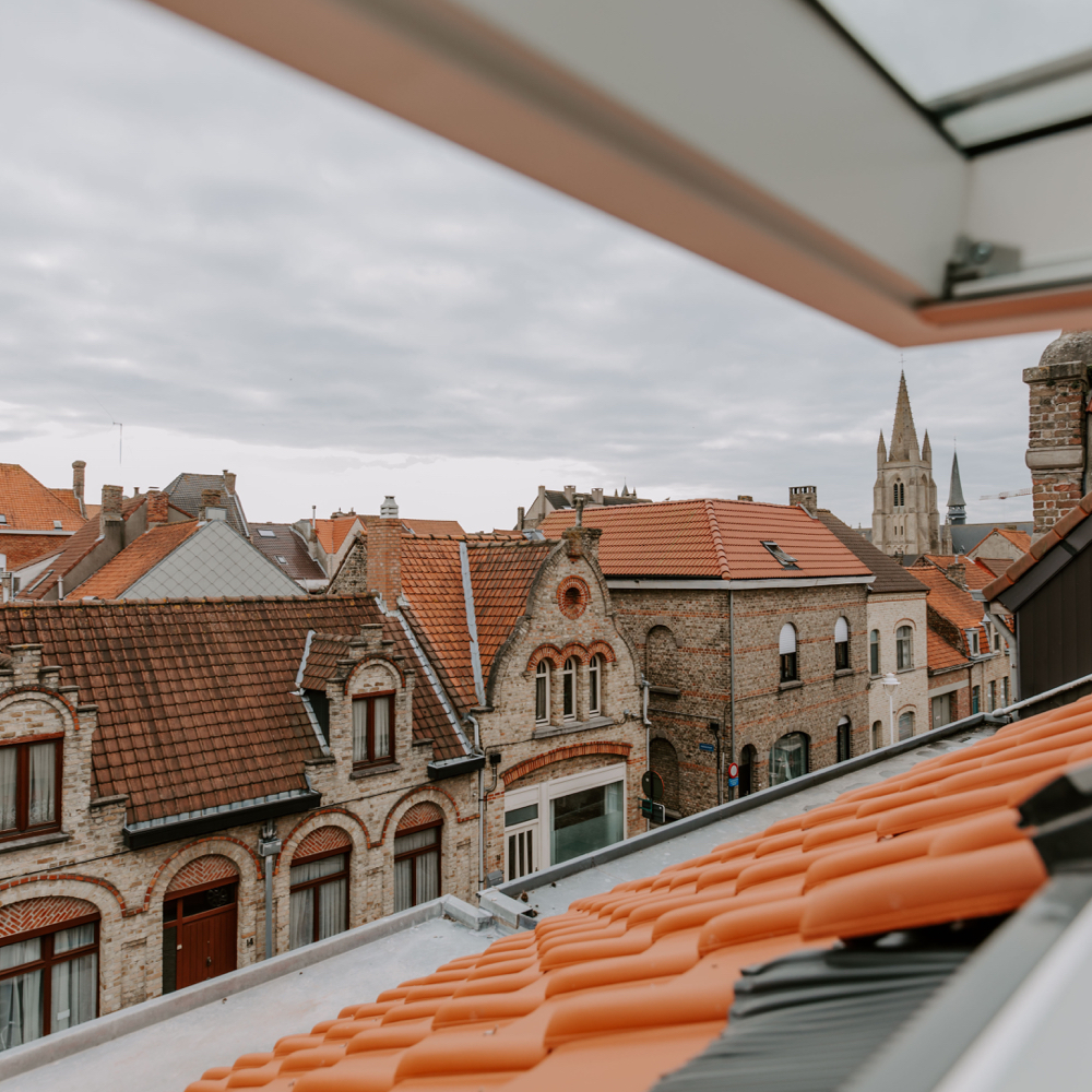Uitzicht vanaf de slaapzolder over historisch Nieuwpoort
