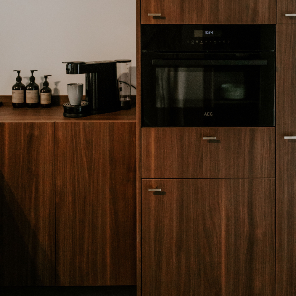 Donkere houten keuken in het vakantiehuis