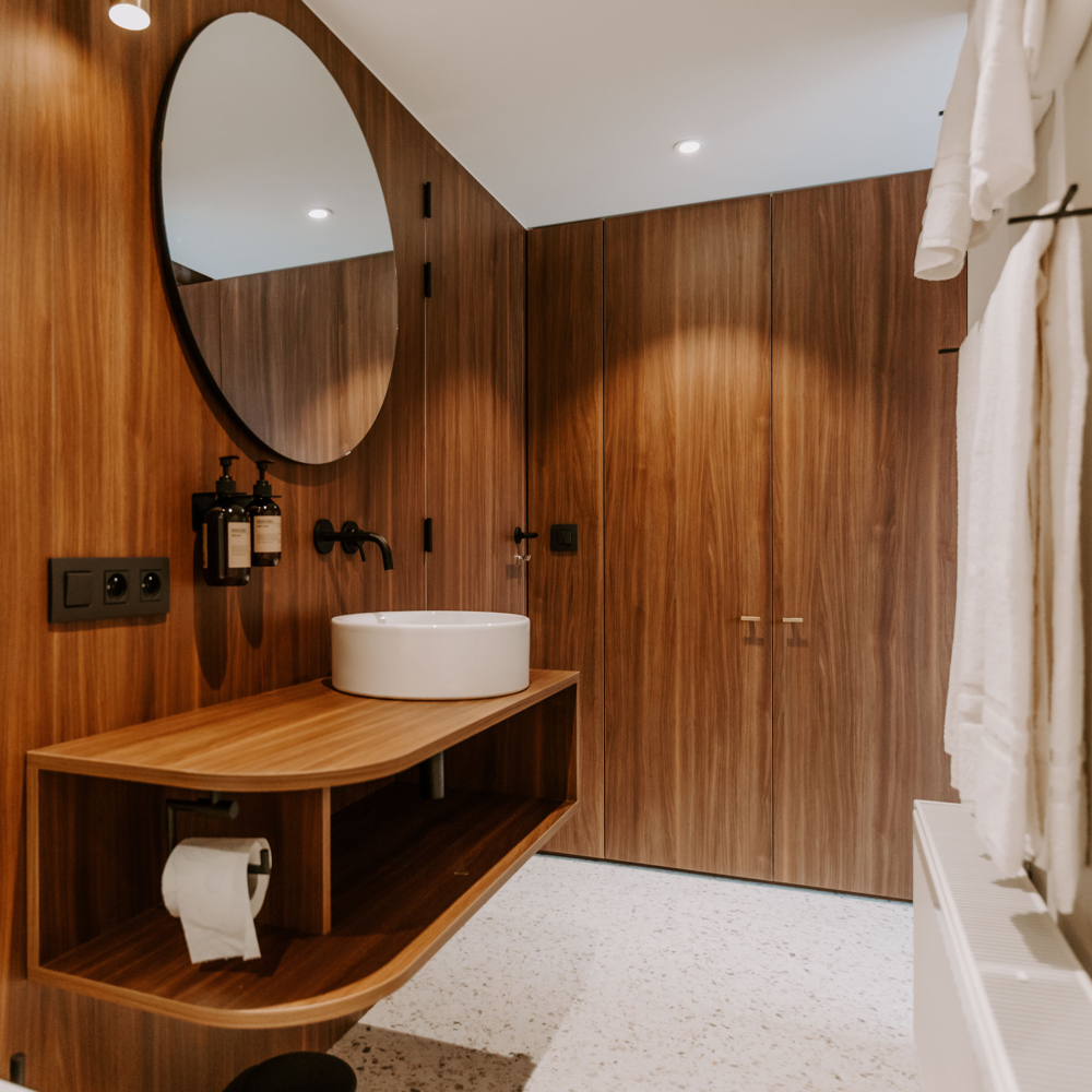 Badkamer met hout, bijzonder wastafelmeubel en Meraki producten