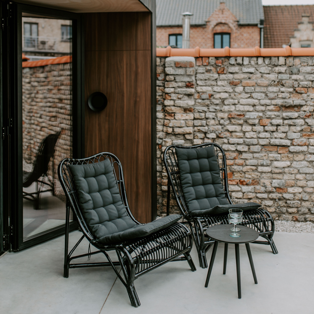 Rotanstoelen in de tuin van het vakantiehuis in Nieuwpoort