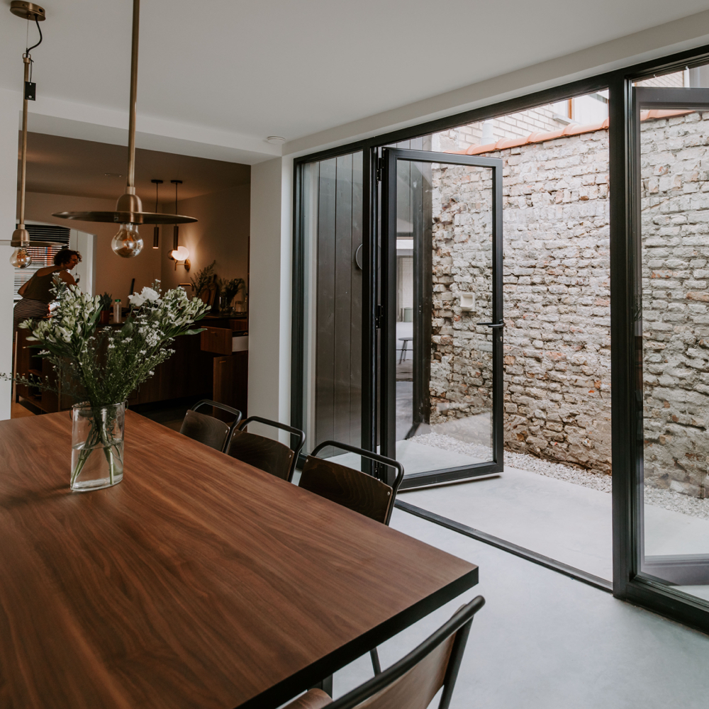 Bijzondere metalen glazen gevel naar een patio