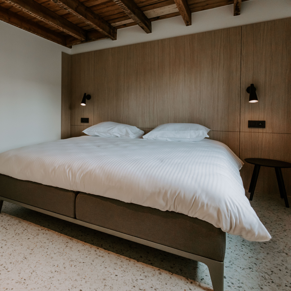 Tweepersoons slaapkamer met hotelkamergevoel